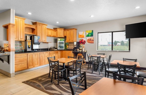Beloit Hotel | Quality Inn