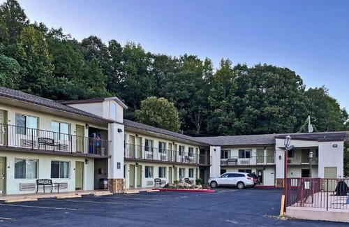 Clinton Hotel | Quality Inn