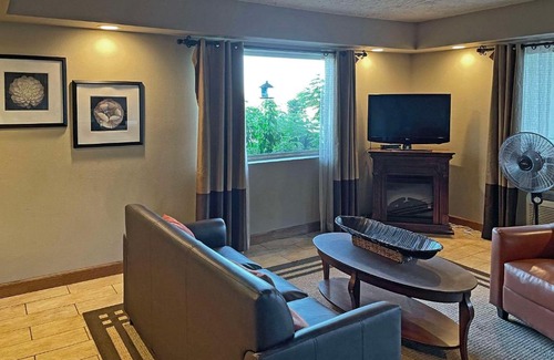 Clinton Hotel | Quality Inn