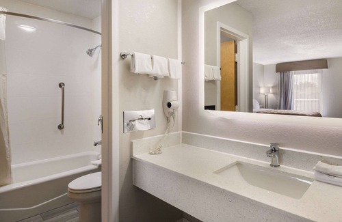 Emporia Hotel | Quality Inn