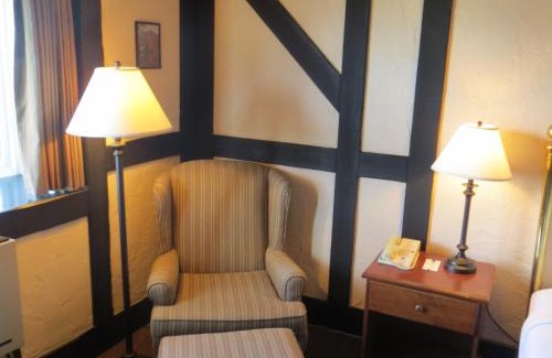 Saanichton Hotel | Quality Inn Waddling Dog