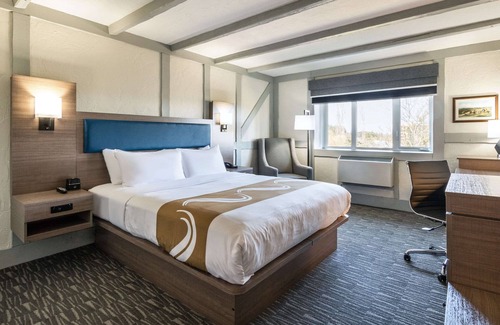 Saanichton Hotel | Quality Inn Waddling Dog