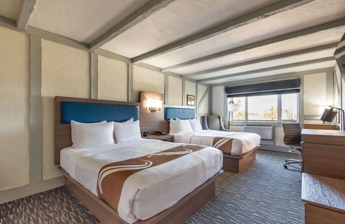 Saanichton Hotel | Quality Inn Waddling Dog
