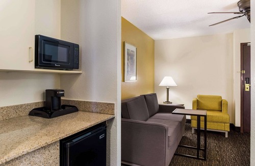 Milwaukee Hotel | Quality Suites Milwaukee Airport