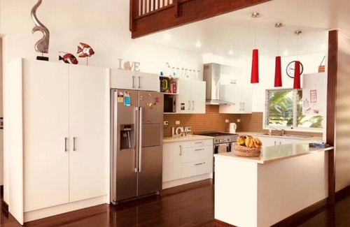 Mele House | Qualius Lodge - Mele Bay's 5 Bedroom WOW Property & Private Paradise by the Sea