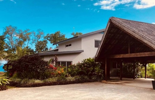 Mele House | Qualius Lodge - Mele Bay's 5 Bedroom WOW Property & Private Paradise by the Sea