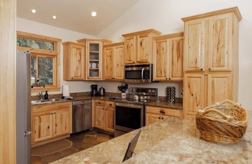 Blue River House | Quandary Mountain Retreat: Hot Tub, 4 Bedrooms, Pool Table, Gas Grill