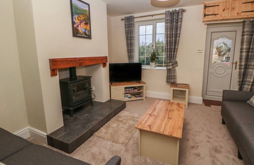 Buxton Cottage | QUARRY COTTAGE, pet friendly, with a garden in Buxton
