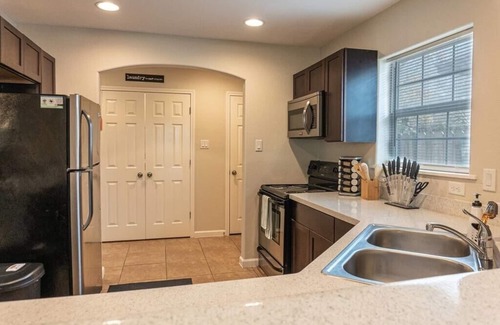Uptown House | Quarry Downtown Airport 10 mins or less