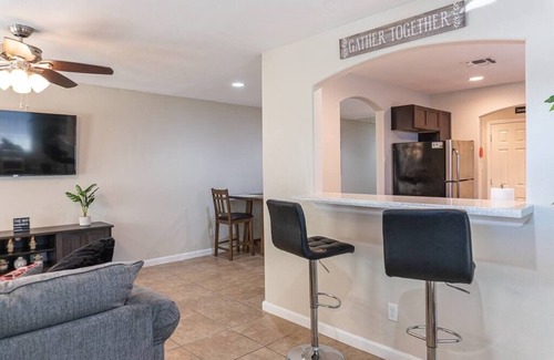 Uptown House | Quarry Downtown Airport 10 mins or less