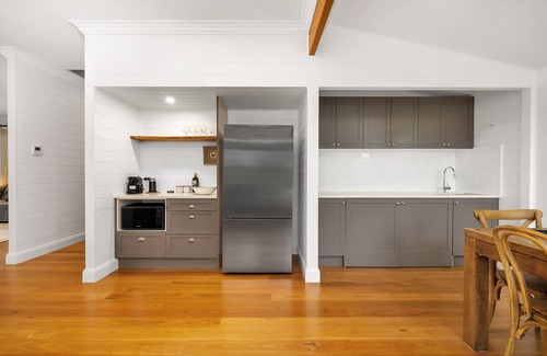 Berrima House | Quarry Hill Cottage, 1 minute walk into Berrima.