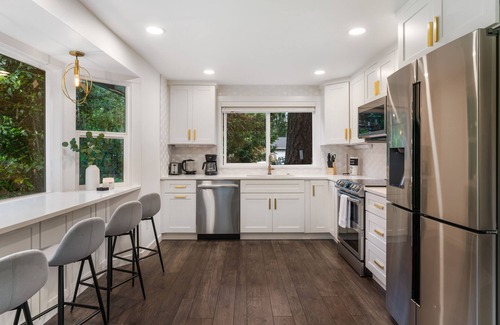 South Hill House | Quarter Acre Wood - Easy access to Mt. Rainier