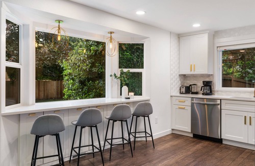 South Hill House | Quarter Acre Wood - Easy access to Mt. Rainier