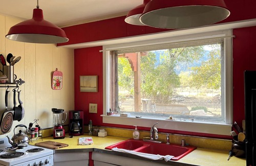 Verdi House | QuarterMaster’s House private road next to greenbelt. Close to many restaurants