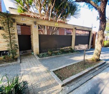 Cidade Dutra House | Quarto amplo e confortável