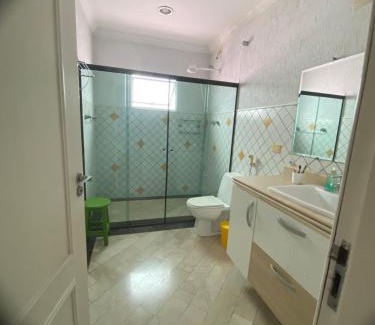 Cidade Dutra House | Quarto amplo e confortável