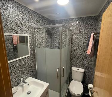 Palhais House | Quarto com wc privado, cozinha e sala