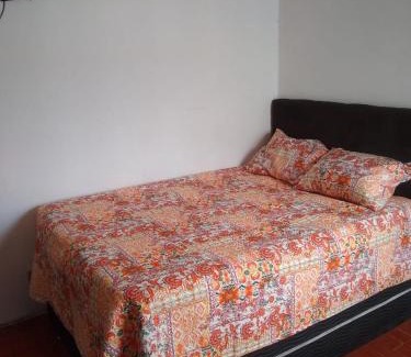 Mongagua House | Quarto e Cozinha em Mongaguá