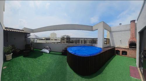 Jacarepagua House | Quarto em cobertura duplex com piscina e espaço ao ar livre