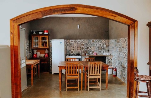 Cananeia House | Quartos Comunitários e Áreas Comuns Aconchegantes, Hostel - a 5 min da Praia!