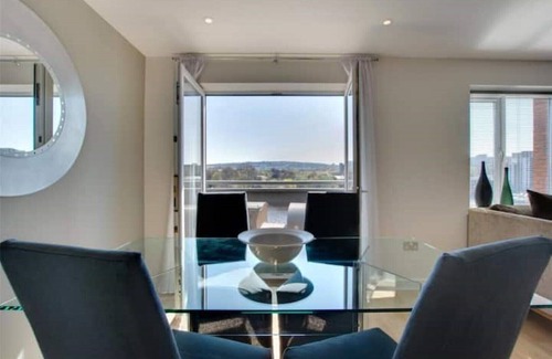 Newcastle-upon-Tyne Apartment | Quayside apartment with riverside views & parking