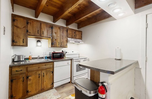 West Hartford Condo | Quechee condo, outdoor activities nearby, kitchen, TV, wifi
