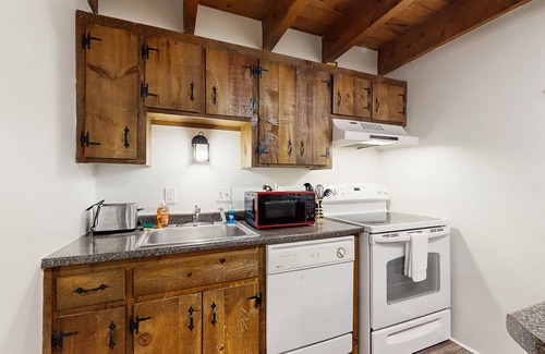 West Hartford Condo | Quechee condo, outdoor activities nearby, kitchen, TV, wifi