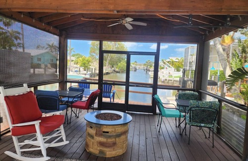 East Naples Villa | Queen 2nd Floor One Bedroom at Bayshore Inn & Docks