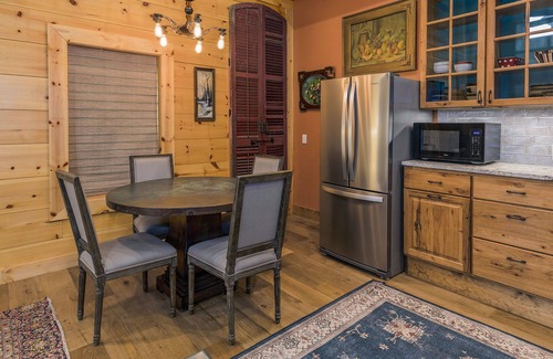 Ruidoso Cabin | Queen Anna | Private hot tub, walk to Midtown!