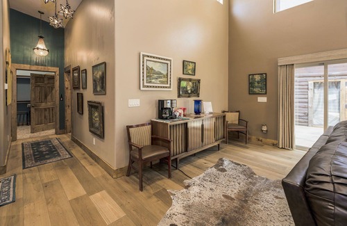 Ruidoso Cabin | Queen Anna | Private hot tub, walk to Midtown!