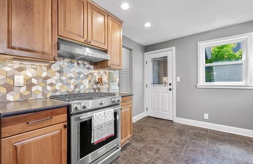 Lower Queen Anne House | Queen Anne Charm Near Tech Hubs & Entertainment