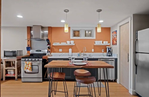 North Queen Anne House | Queen Anne Chateau - Walk Everywhere 1BR Craftsman