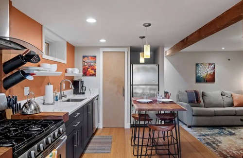 North Queen Anne House | Queen Anne Chateau - Walk Everywhere 1BR Craftsman