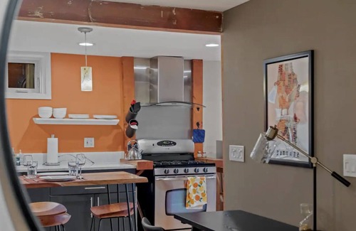 North Queen Anne House | Queen Anne Chateau - Walk Everywhere 1BR Craftsman