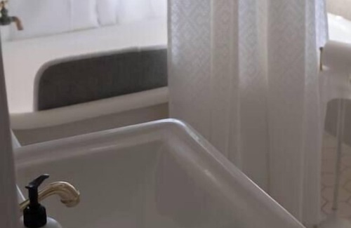 Monticello Bed & Breakfast | Queen Anne Room at Avera-Clarke