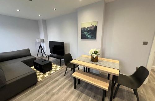 Abingdon Apartment | Queen Apartment - High Spec - En-Suites - 7 Guests