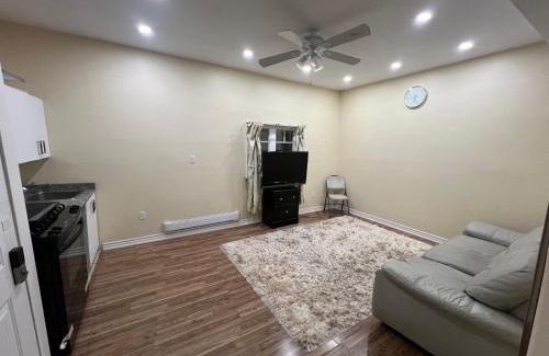 York Regional Municipality Apartment | Queen Bed Apartment with Seamless Living & Kitchen