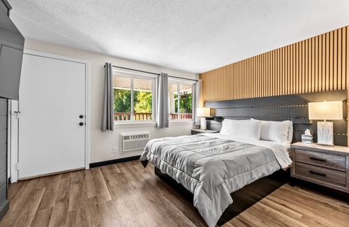 Marshfield Hotel | Queen Bed - Boutique Hotel - Near Beach