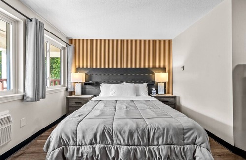 Marshfield Hotel | Queen Bed - Boutique Hotel - Near Beach