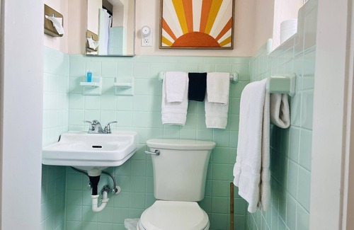 Safety Harbor Hotel | Queen Bed Comfort | Tranquil Spot to Unwind Stay