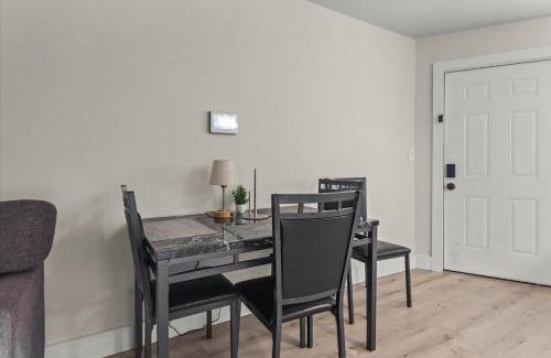 Huntsville Apartment | Queen Bed Modern Studio Apartment in Huntsville