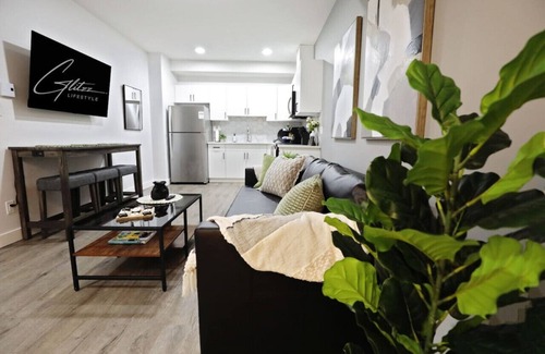 Southwest Edmonton Condo | Queen Bed|Near Airport|Kids Playground|Disney+