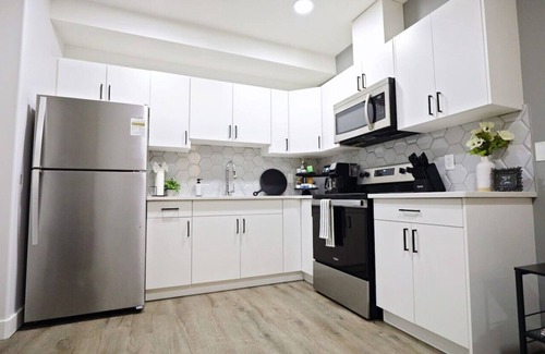 Southwest Edmonton Condo | Queen Bed|Near Airport|Kids Playground|Disney+