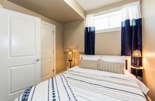 Southeast Edmonton House | Queen Bed * Netflix * WiFi * Long or Short Stays
