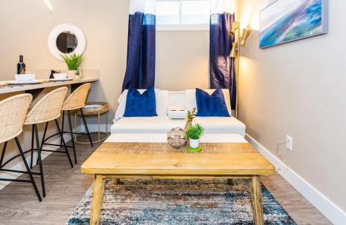 Southeast Edmonton House | Queen Bed * Netflix * WiFi * Long or Short Stays