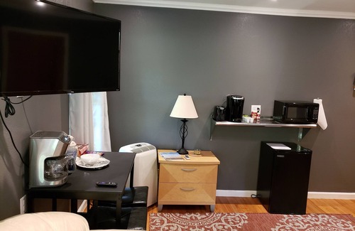 Ingram Hills Apartment | Queen Bed Private Medical Center Area Pets welcome very comfortable bed