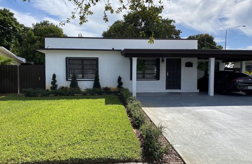 Hialeah House | Queen bed, shared restroom