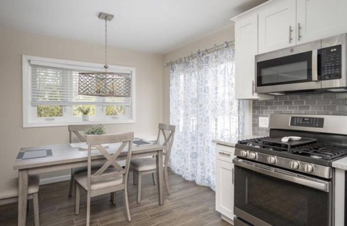 Plainedge House | Queen bedroom 1 min to highway