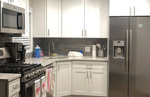 Plainedge House | Queen bedroom 1 minute to Highway