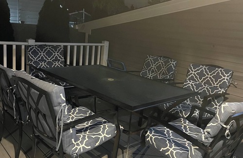 Plainedge House | Queen bedroom 1 minute to Highway